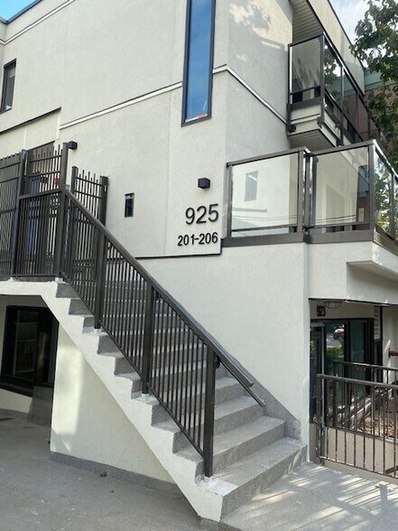 More Photos Of 925 8th Av W, Vancouver Apartments For Sale