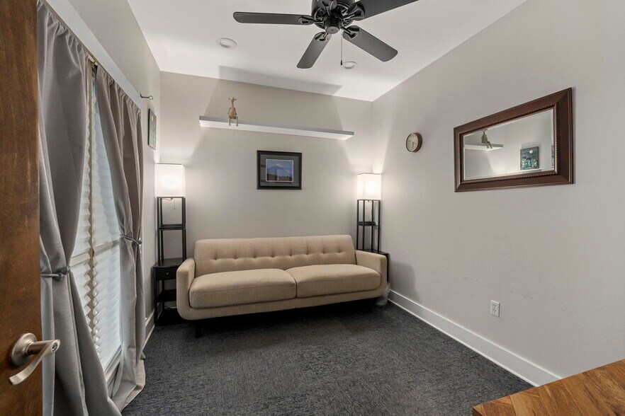 More Photos Of 9518 Tioga Dr, San Antonio Office For Sale