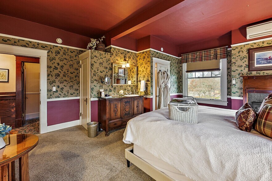 More Photos Of 455 N Oregon St, Jacksonville Hospitality For Sale