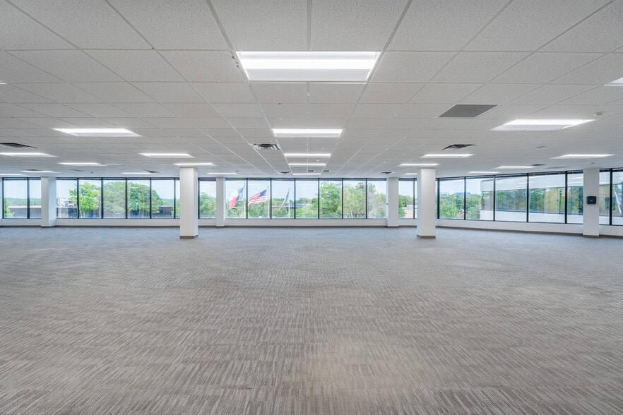 More Photos Of 6600 Lyndon B Johnson Fwy, Dallas Office For Lease