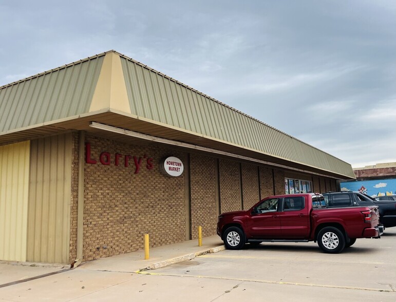 Primary Photo Of 103 E Main St, Anthony Supermarket For Sale