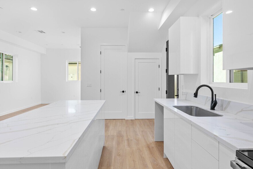 More Photos Of 6842 Cedros Ave, Van Nuys Apartments For Sale