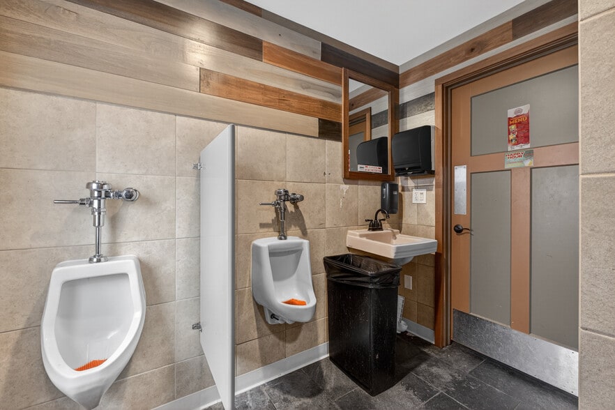 More Photos Of 8713 Gravois Rd, Saint Louis Restaurant For Sale