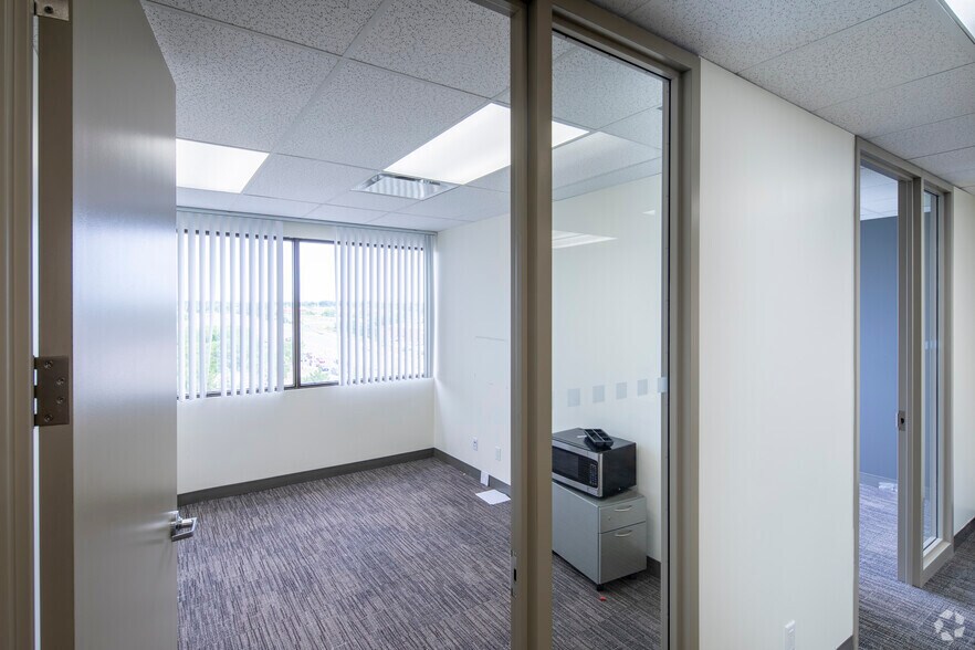 More Photos Of 700 Dorval Dr, Oakville Unknown For Lease