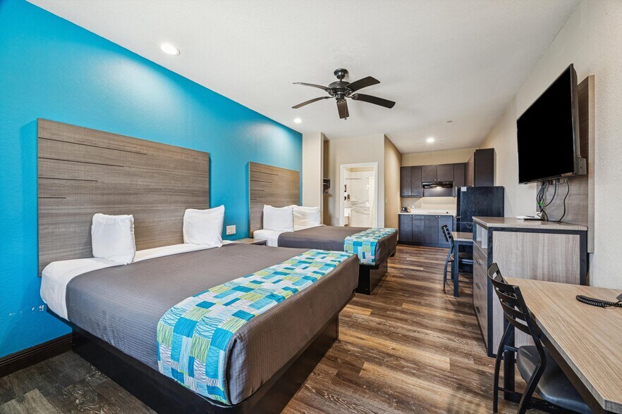 More Photos Of 9002 Highway 6, Hitchcock Hotel For Sale