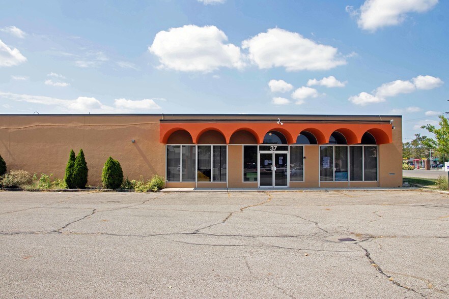 More Photos Of 37 Robinwood Ave, Whitehall Freestanding For Lease