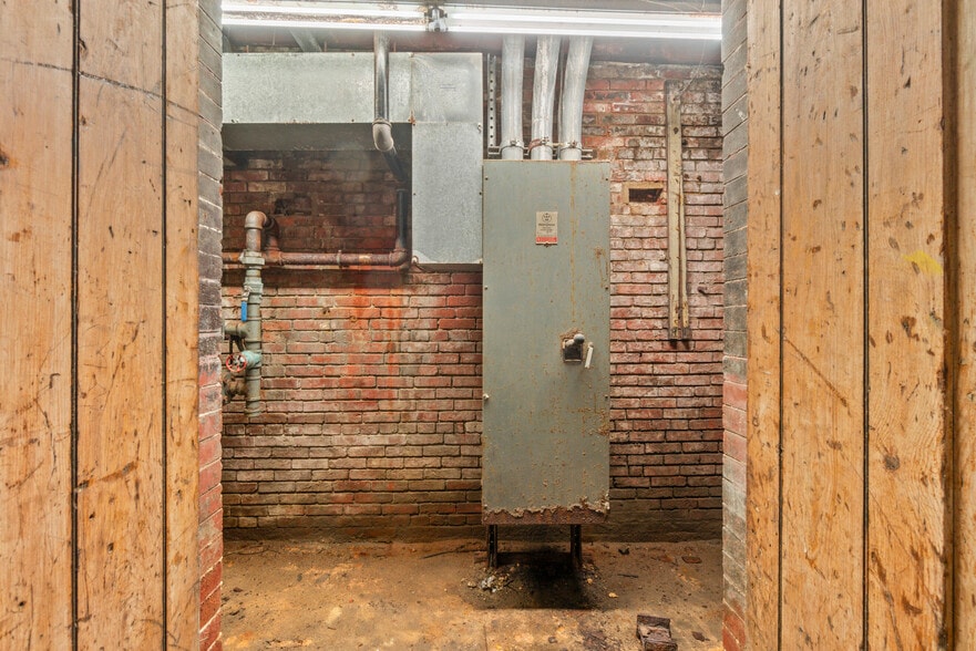 More Photos Of 429 N Eutaw St, Baltimore Office For Sale