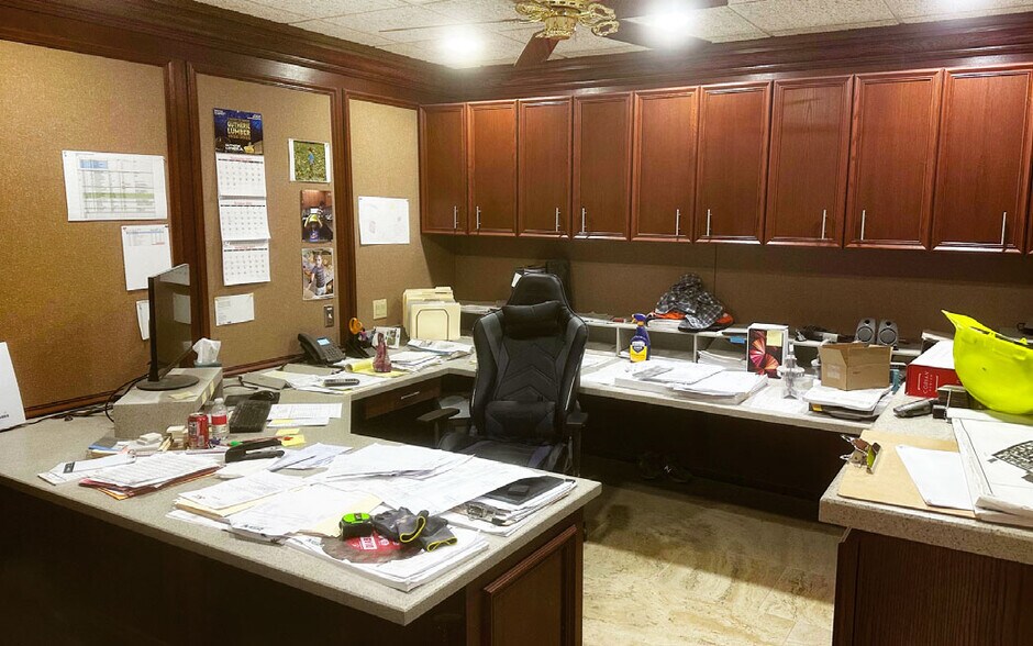 More Photos Of 23690 Telegraph Rd, Southfield Unknown For Lease