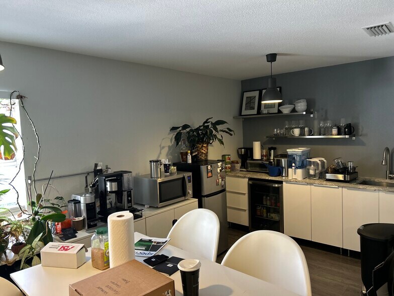 More Photos Of 4868 W Gandy Blvd, Tampa Office For Sale