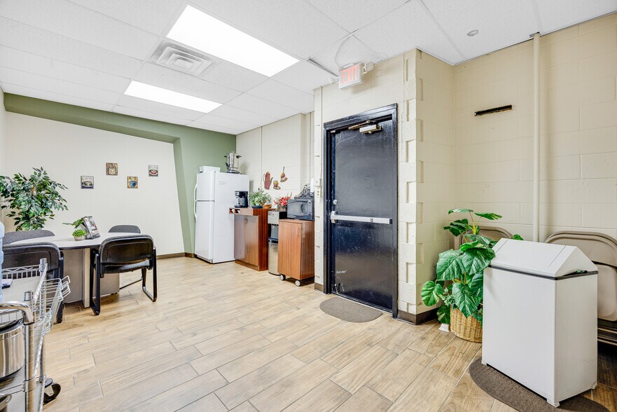 More Photos Of 831 S Circle Dr, Colorado Springs Storefront Retail Office For Sale