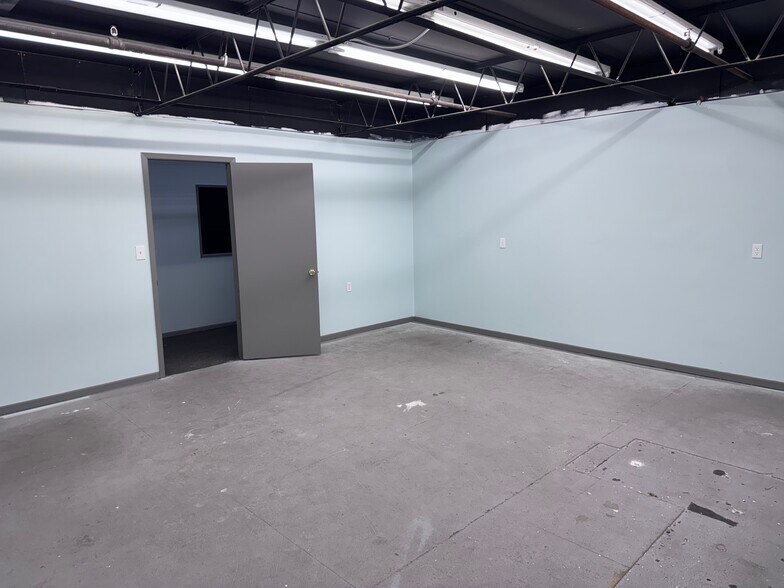 More Photos Of 5107 W University Blvd, Jacksonville Warehouse For Lease