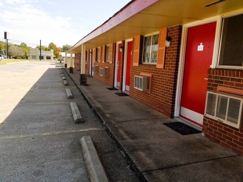 More Photos Of 1617 N Summit St, Arkansas City Hotel For Sale