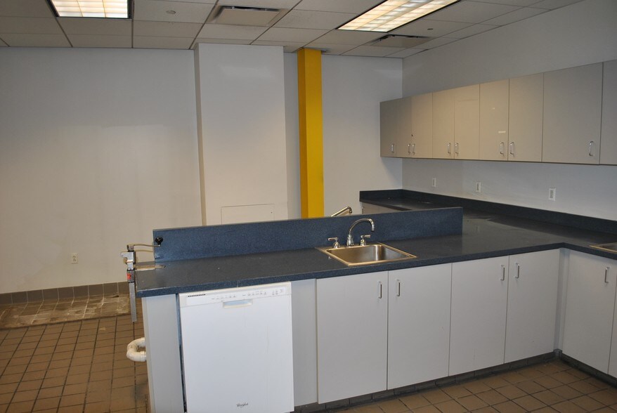 More Photos Of 8111 Quincy Ave, Cleveland Medical For Lease
