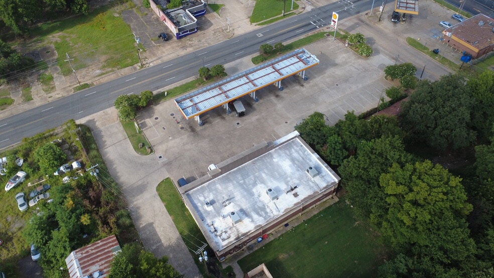 More Photos Of 2450 Lakeshore Dr, Shreveport Service Station For Lease