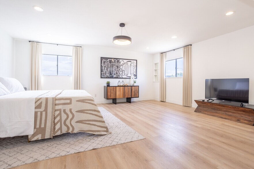 More Photos Of 13123 W Washington Blvd, Los Angeles Showroom For Lease