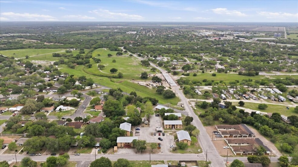 More Photos Of 600 E Crockett St, Beeville Apartments For Sale