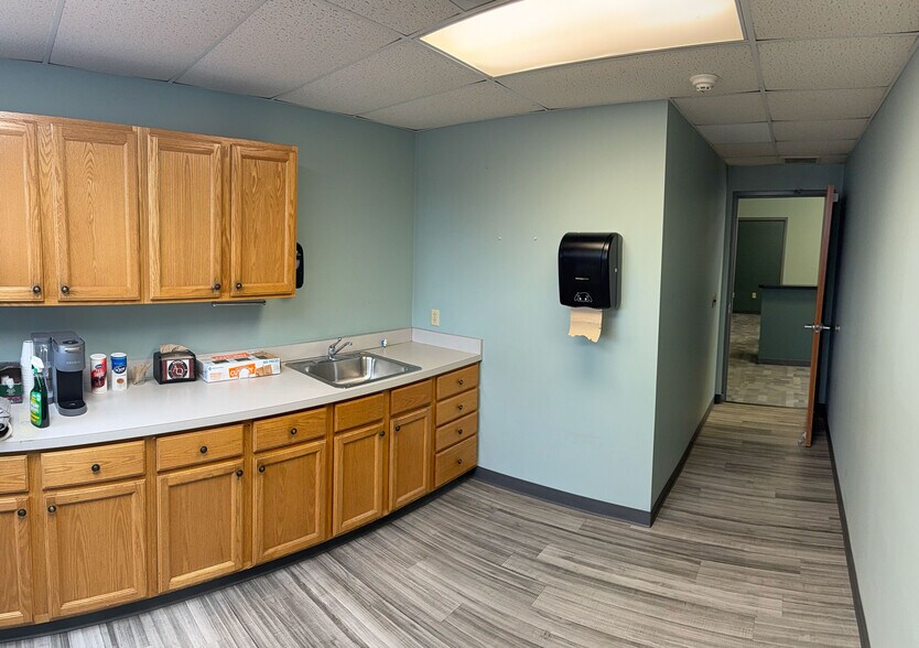 More Photos Of 3919 N Greenbrooke Dr SE, Grand Rapids Manufacturing For Sale