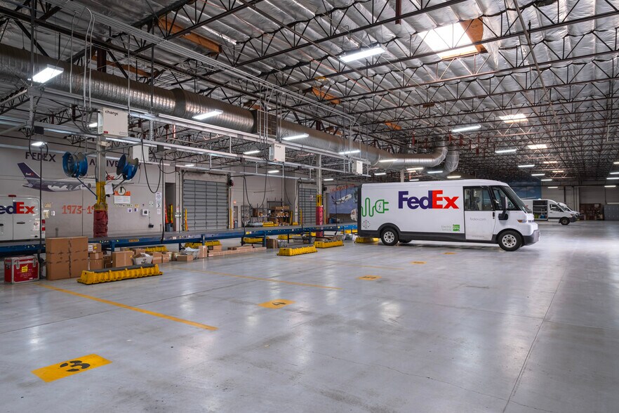 More Photos Of 1111 Bird Center Dr, Palm Springs Warehouse For Lease