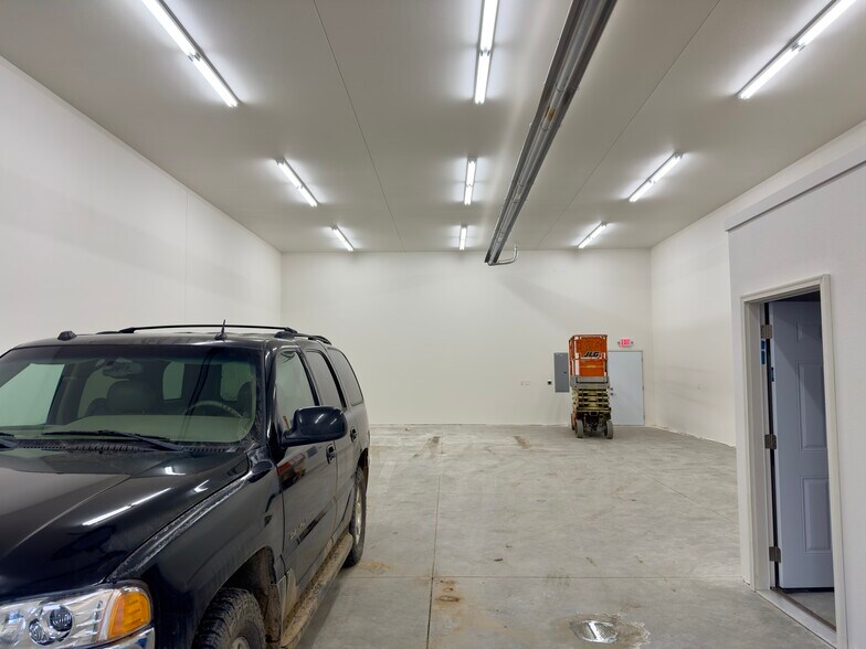 More Photos Of 3212 Airway Ave, Bismarck Light Distribution For Sale