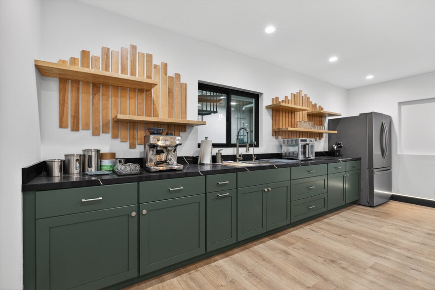 More Photos Of 703 S Main St, Burbank Showroom For Sale