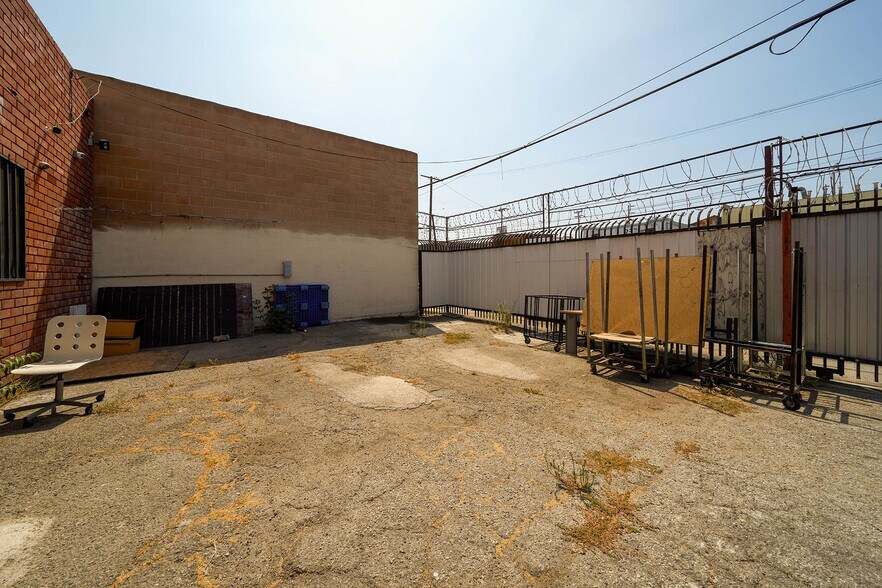 More Photos Of 233 W 33rd St, Los Angeles Warehouse For Lease