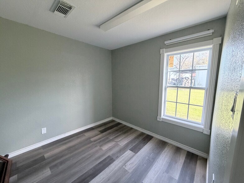 More Photos Of 620 Brazosport Blvd N, Clute Flex For Lease