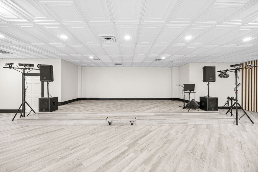 More Photos Of 8777 S Gessner Dr, Houston Freestanding For Lease