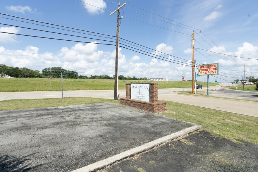 More Photos Of 1501 Southeast Pky, Azle Office For Sale