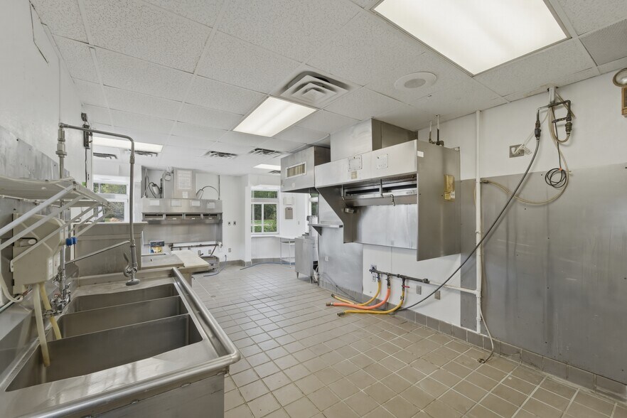 More Photos Of 5079 James Madison Pky, King George Fast Food For Sale