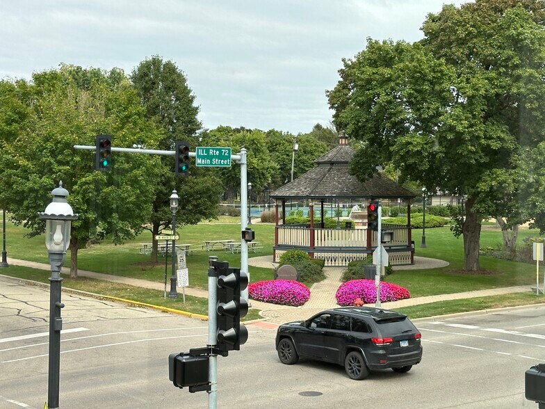 More Photos Of 501 W Main St, West Dundee Storefront Retail Office For Lease