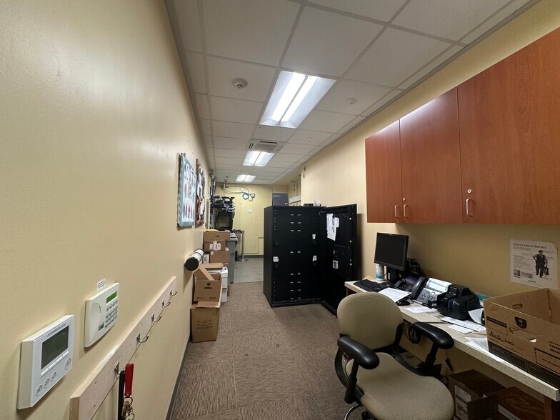 More Photos Of 7016-7024 Melrose Ave, Los Angeles Office For Sale