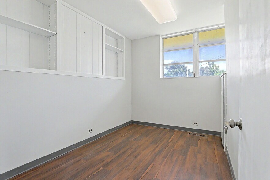 More Photos Of 1601 N State St, Augusta Office For Sale