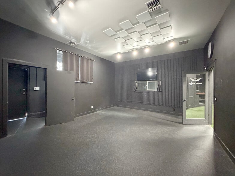 More Photos Of 6610 Lexington Ave, Los Angeles Showroom For Lease