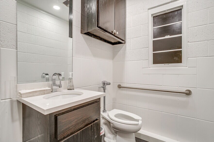 More Photos Of 1413 Rio Grande Ave, Fort Worth Office For Lease