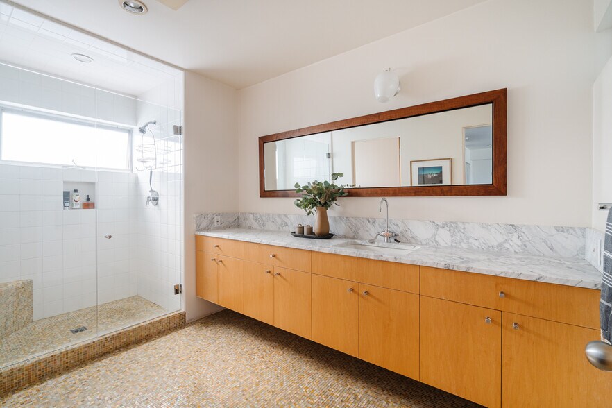 More Photos Of 1320 Abbot Kinney Blvd, Venice Loft Creative Space For Sale