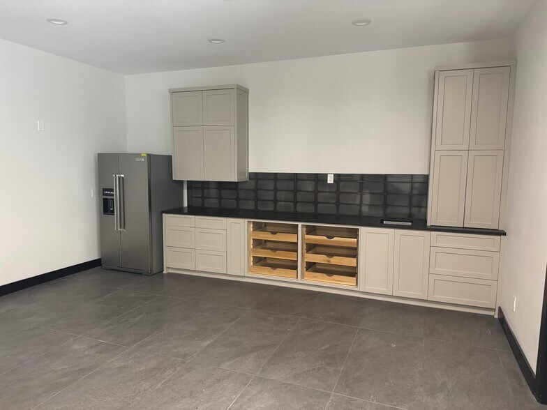 More Photos Of 121 W 6th St, Justin Manufacturing For Lease