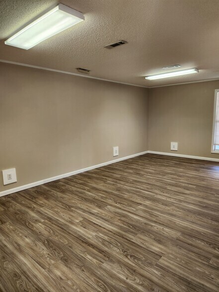 More Photos Of 700 W Grand Ave, Rainbow City General Retail For Lease