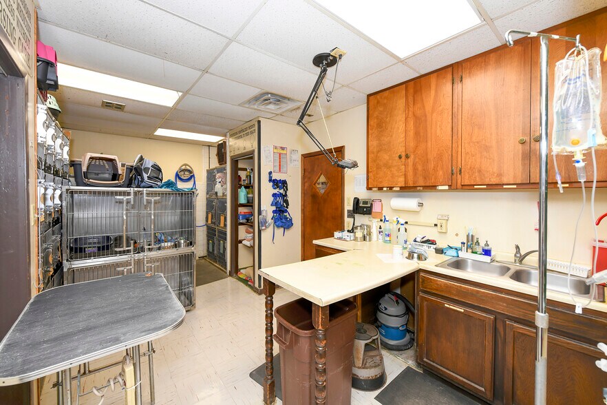 More Photos Of 13039 Nacogdoches Rd, San Antonio Veterinarian Kennel For Sale