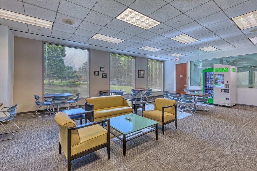 More Photos Of 25 NW Point Blvd, Elk Grove Village Office For Lease