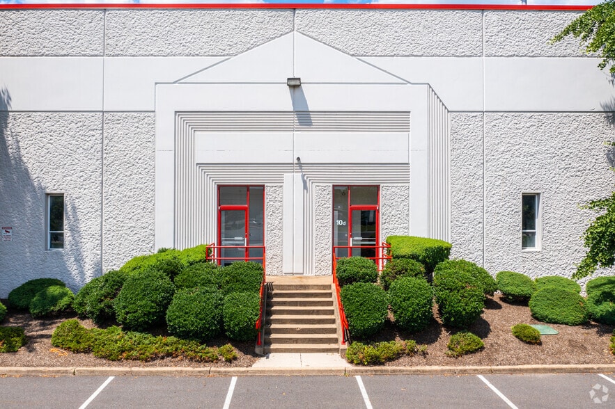 More Photos Of 10 Runway Rd, Levittown Warehouse For Lease