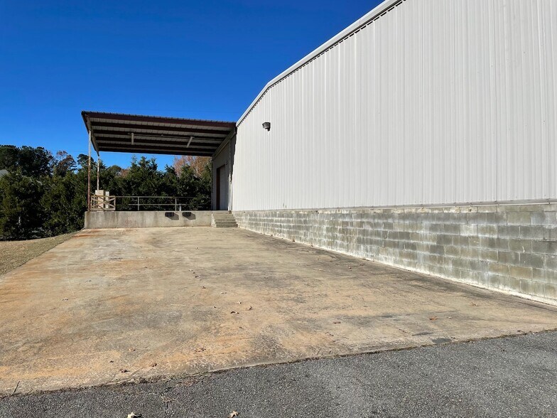 More Photos Of 6377 Oak St, Eastman Freestanding For Sale