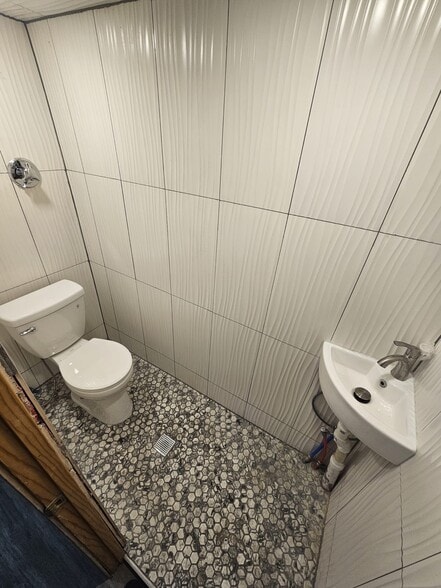 More Photos Of 100 Business St, Hyde Park Unknown For Lease