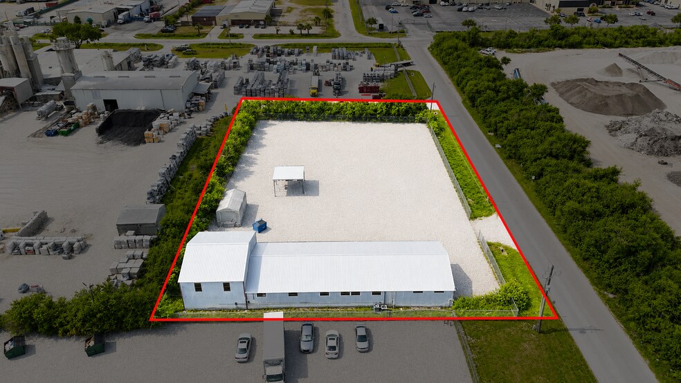More Photos Of 2646 Lasso Ln, Lakeland Warehouse For Lease