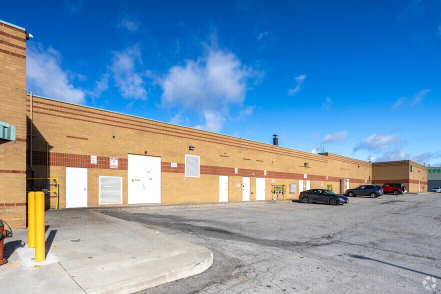 More Photos Of 4555 Hurontario St, Mississauga General Retail For Lease