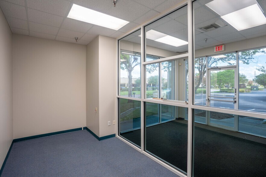 More Photos Of 6950 112th Cir, Largo Warehouse For Lease