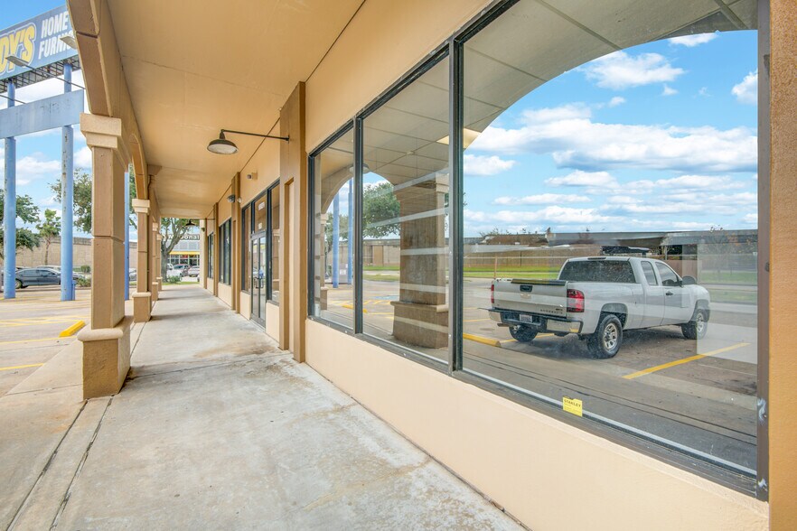 More Photos Of 11657 Gulf Fwy, Houston Unknown For Lease