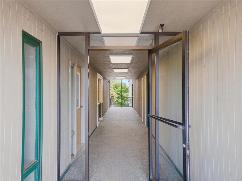 More Photos Of 950-960 Uglow Ave SE, Dallas Medical For Sale
