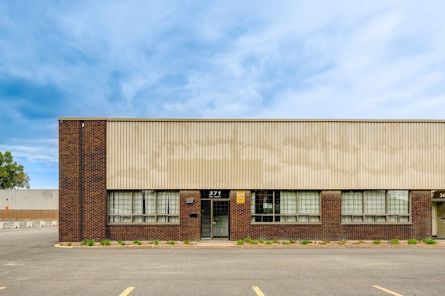 More Photos Of 341-371 Rue Isabey, Saint-Laurent Distribution For Lease