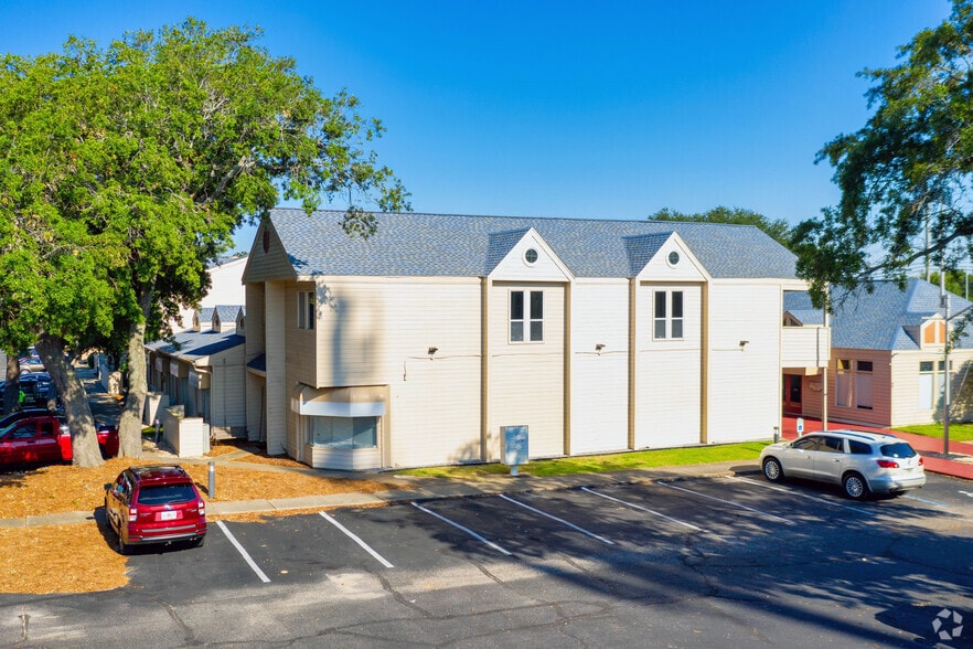 More Photos Of 913 Gulf Breeze Pky, Gulf Breeze Storefront Retail Office For Sale