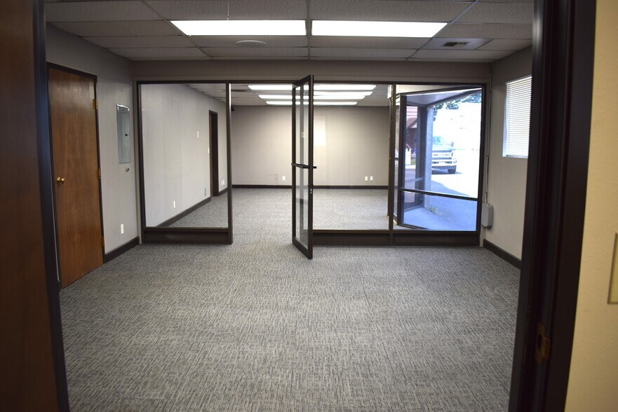 More Photos Of 613 Pacific Ave S, Kelso Distribution For Lease